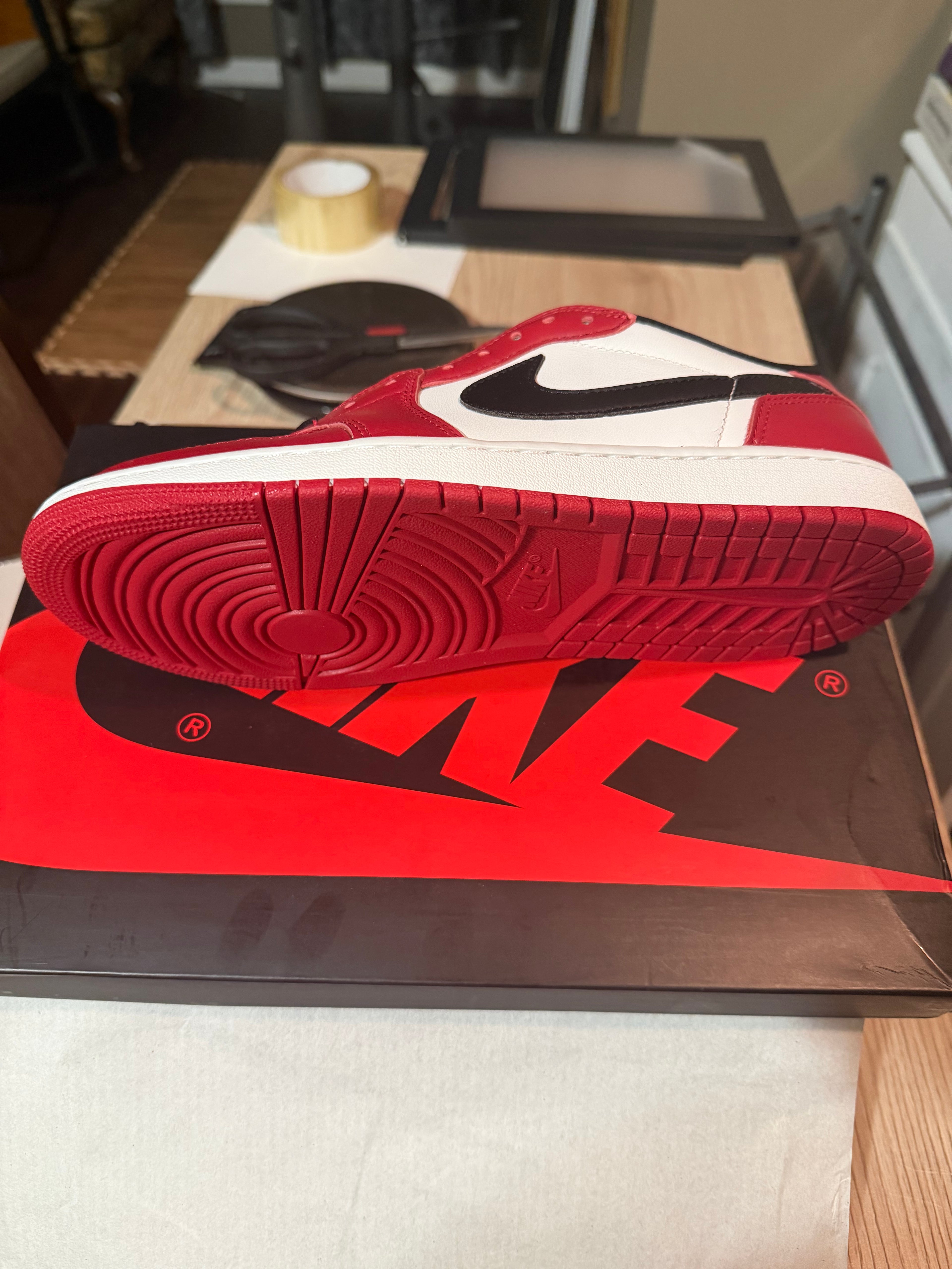 Jordan 1 red size 9 men